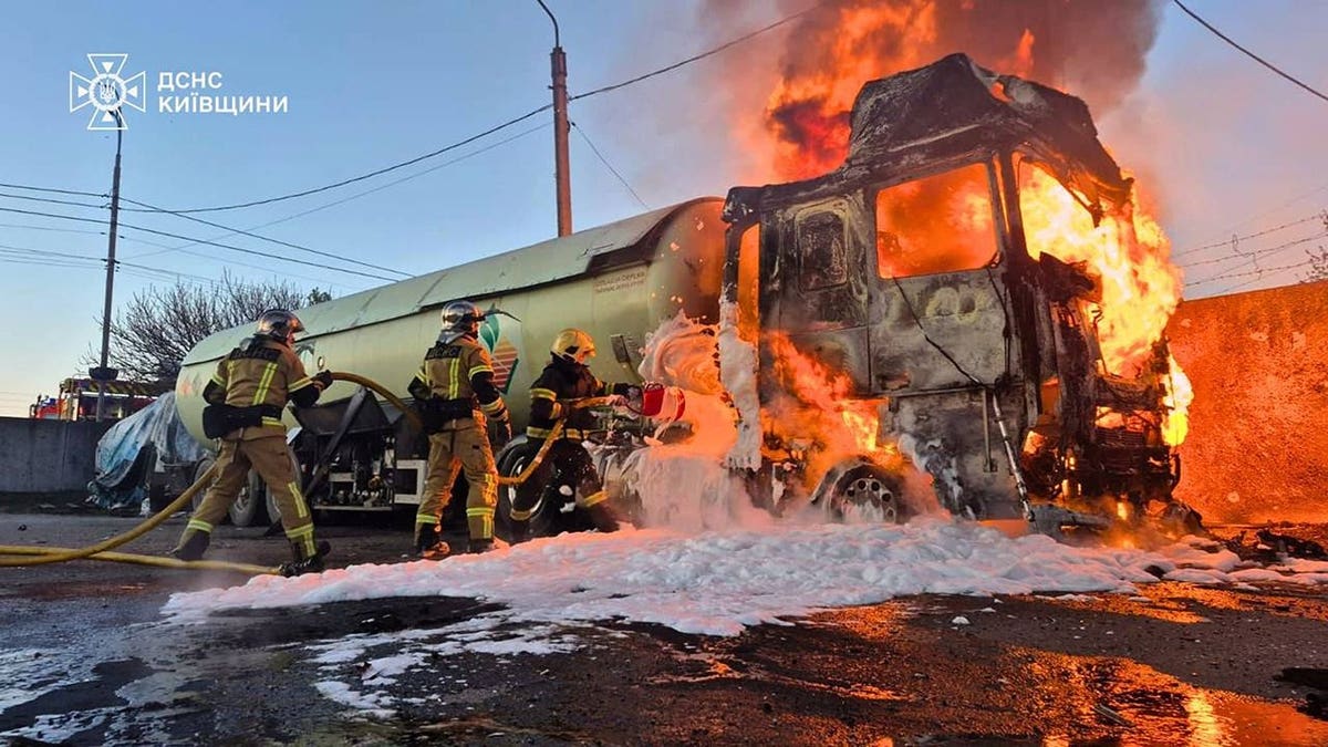 Personal de los servicios de emergencia apagando el incendio de un vehículo en la región de Kiev