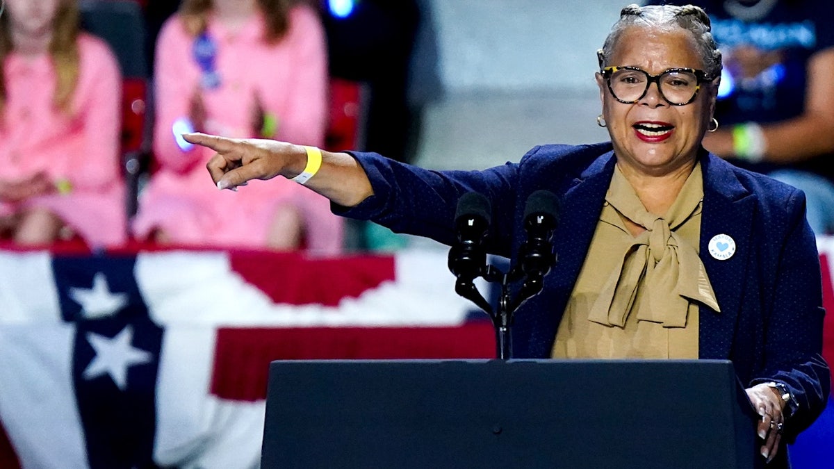 Charlotte , Vi Lyles, de 73 años, señala algo durante un mitin de campaña