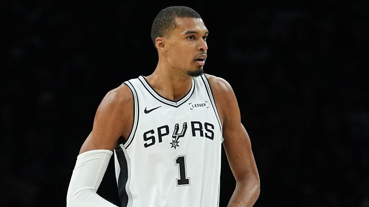 San Antonio Spurs guardant  Victor Wembanyama walking crossed  hoops  tribunal  aft  foul