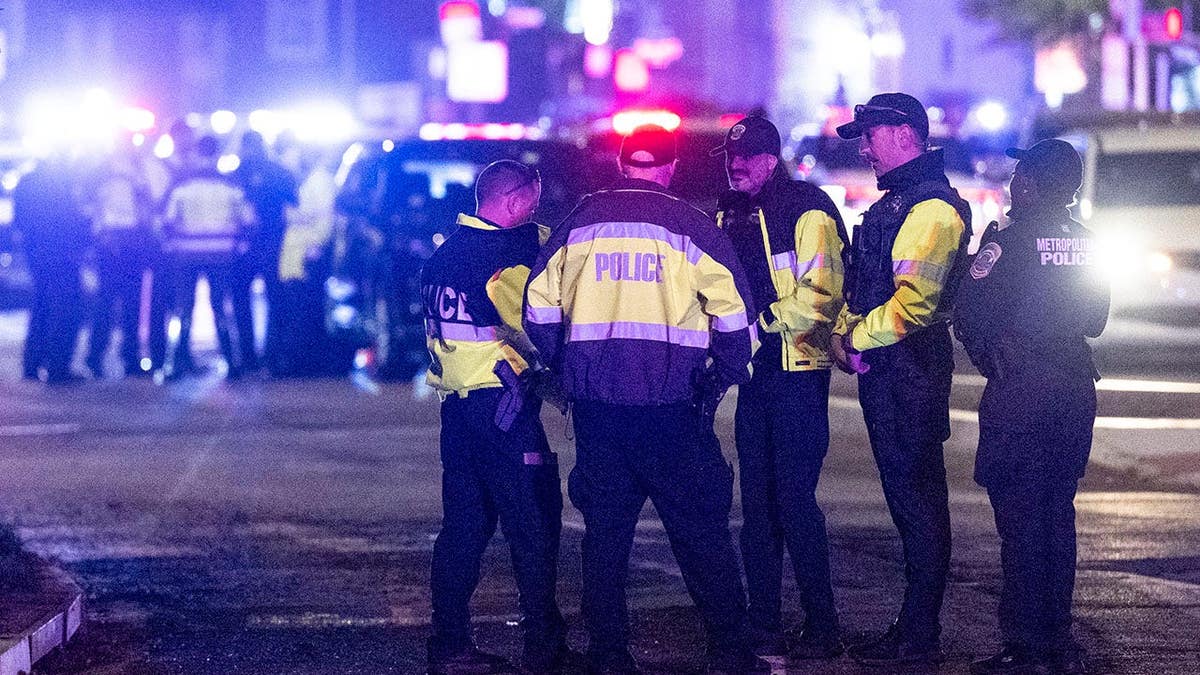Agentes de seguridad vigilan los alrededores del hotel Washington Hilton en Washington, D.C.