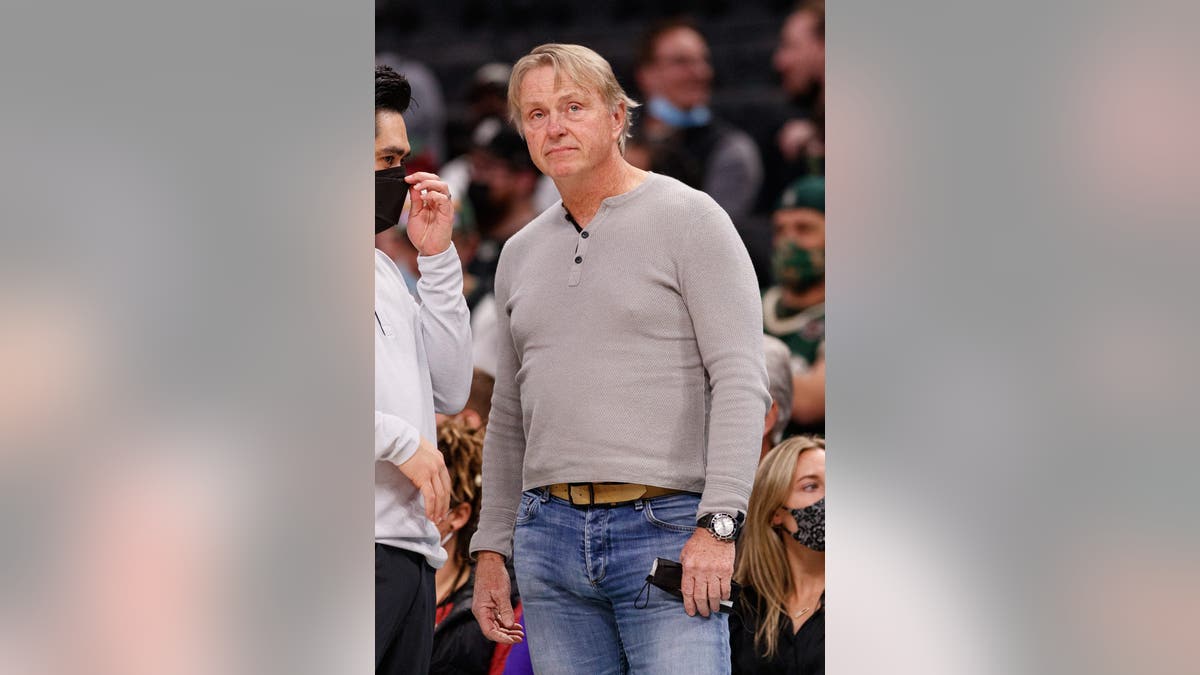 Wes Edens, proprietário do Milwaukee Bucks, observando antes de um jogo de basquete no Fiserv Forum