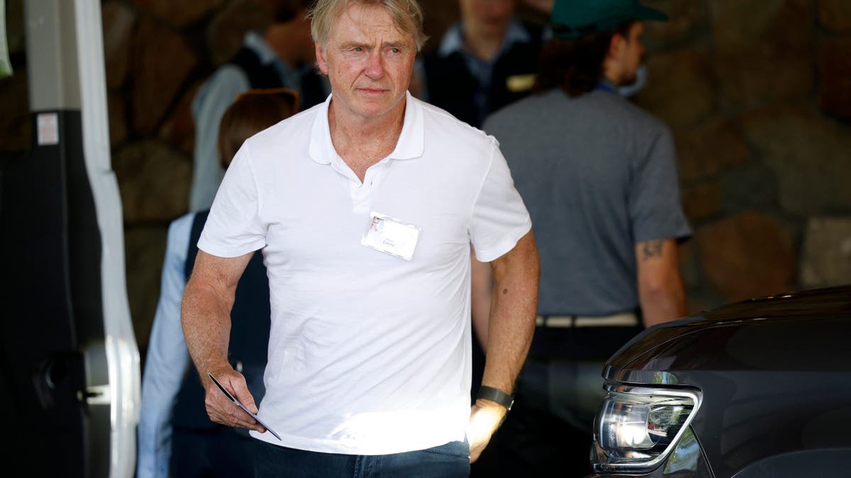 Wes Edens chegando ao Sun Valley Lodge para uma conferência