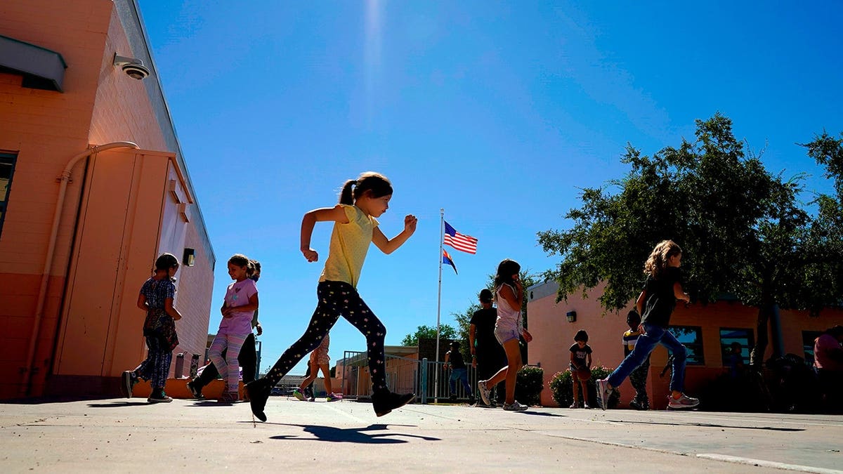 Alunos da Whittier Elementary School brincando ao ar livre durante o recreio em Mesa, Arizona