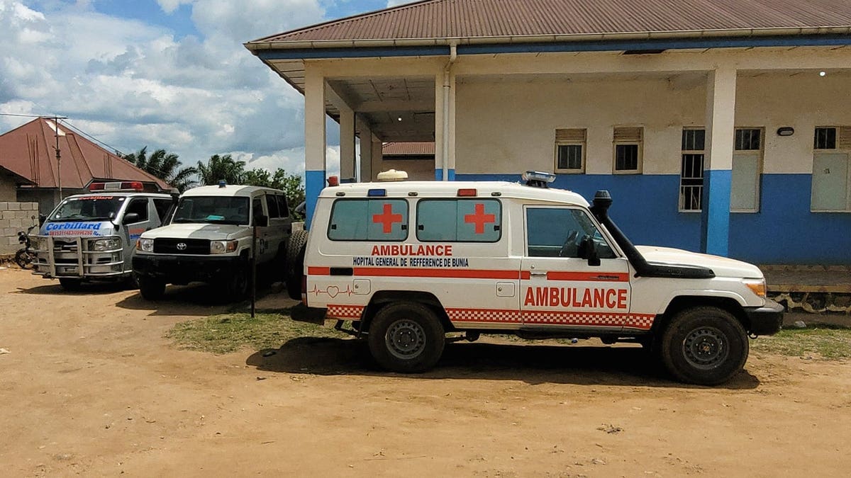 Ambulanze parcheggiate all'ospedale generale di riferimento di Bunia
