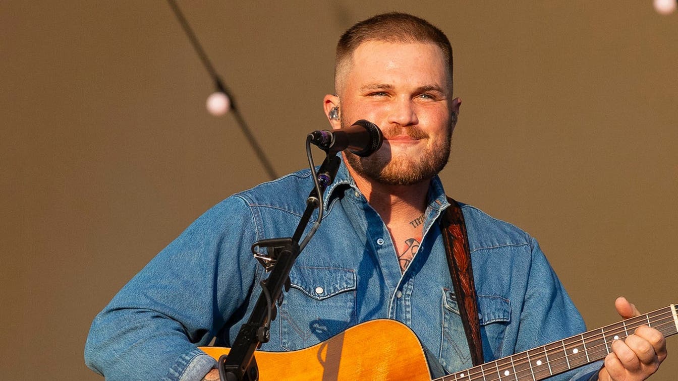 Zach Bryan sorprende a fans con interpretación acústica inédita de ‘Walk Backwards’ en YouTube