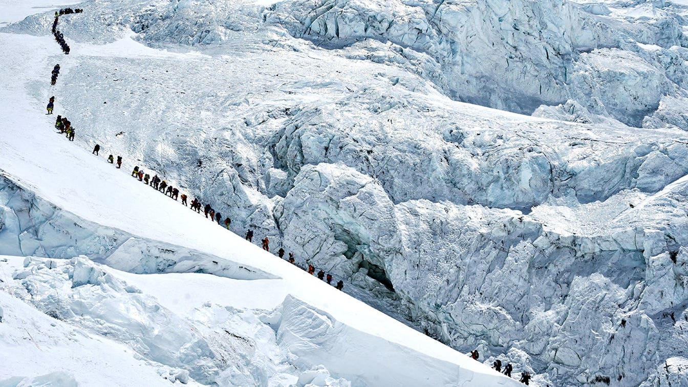 Número recorde de alpinistas chegam ao topo do Monte Everest do lado nepalês, apesar das preocupações com a superlotação