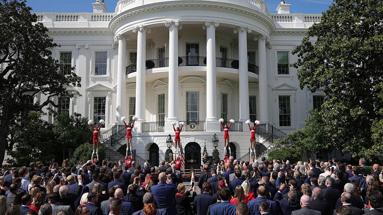 Trump menjadi tuan rumah Indiana Hoosiers di Gedung Putih saat QB Fernando Mendoza Melewatkan Pesta (tapi menelepon)