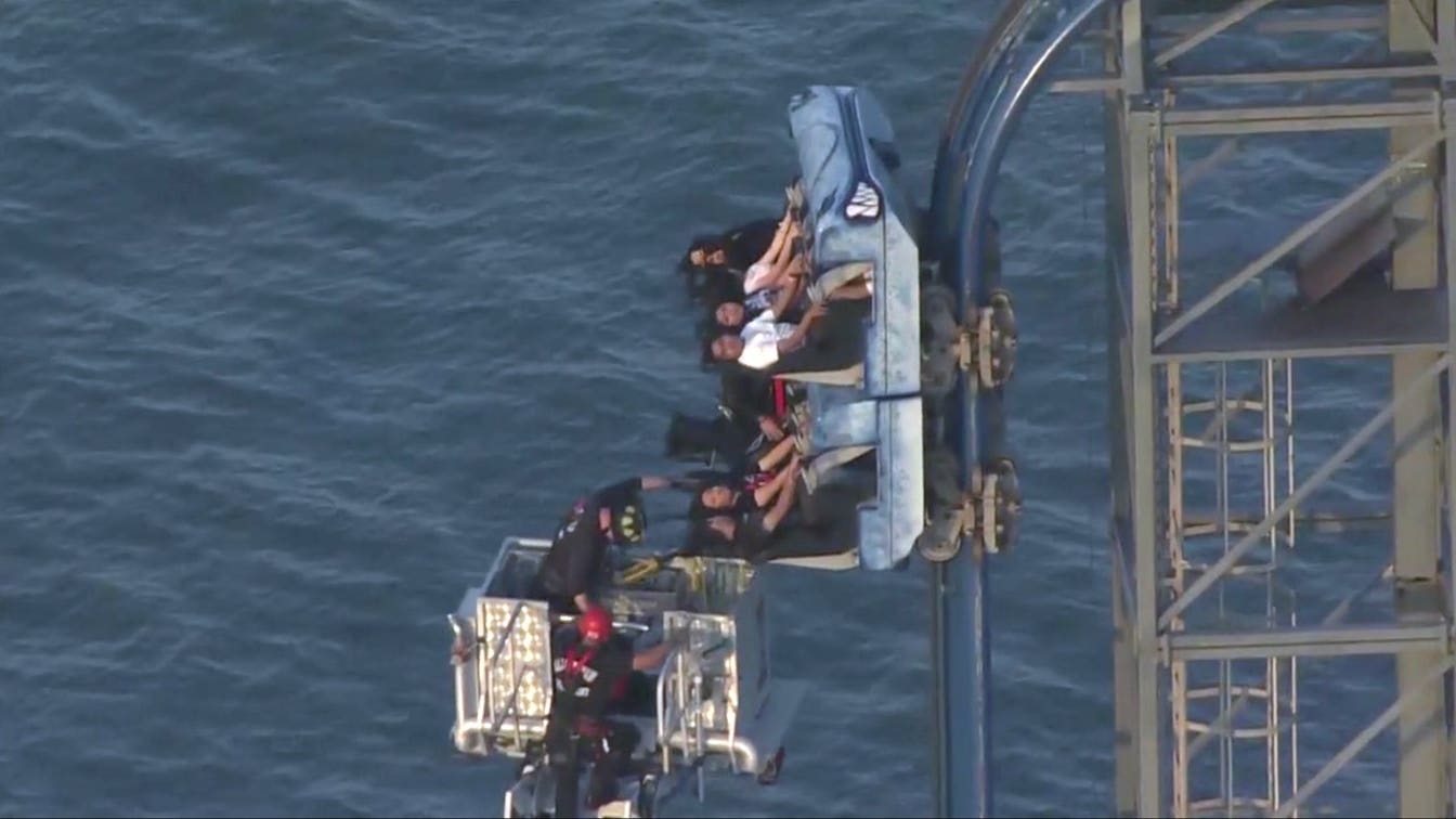 Ocho pasajeros quedaron colgados en lo alto de una montaña rusa de 100 pies durante más de tres horas en un parque de diversiones de Texas