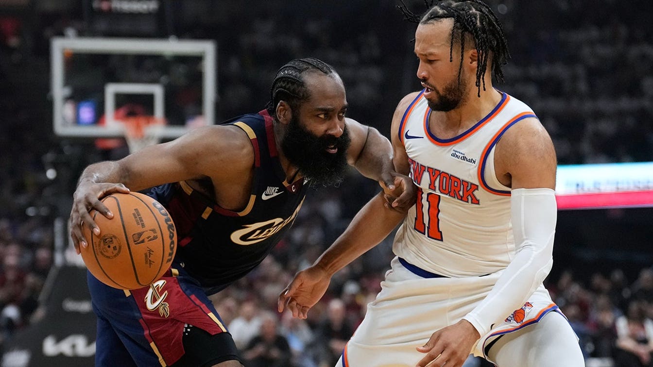 Δέκα οπαδοί των Knicks, συμπεριλαμβανομένου του ράπερ Fat Joe, μεταφέρθηκαν από τα καθίσματα στο πάτωμα πριν από το Game Four εναντίον των Cavs