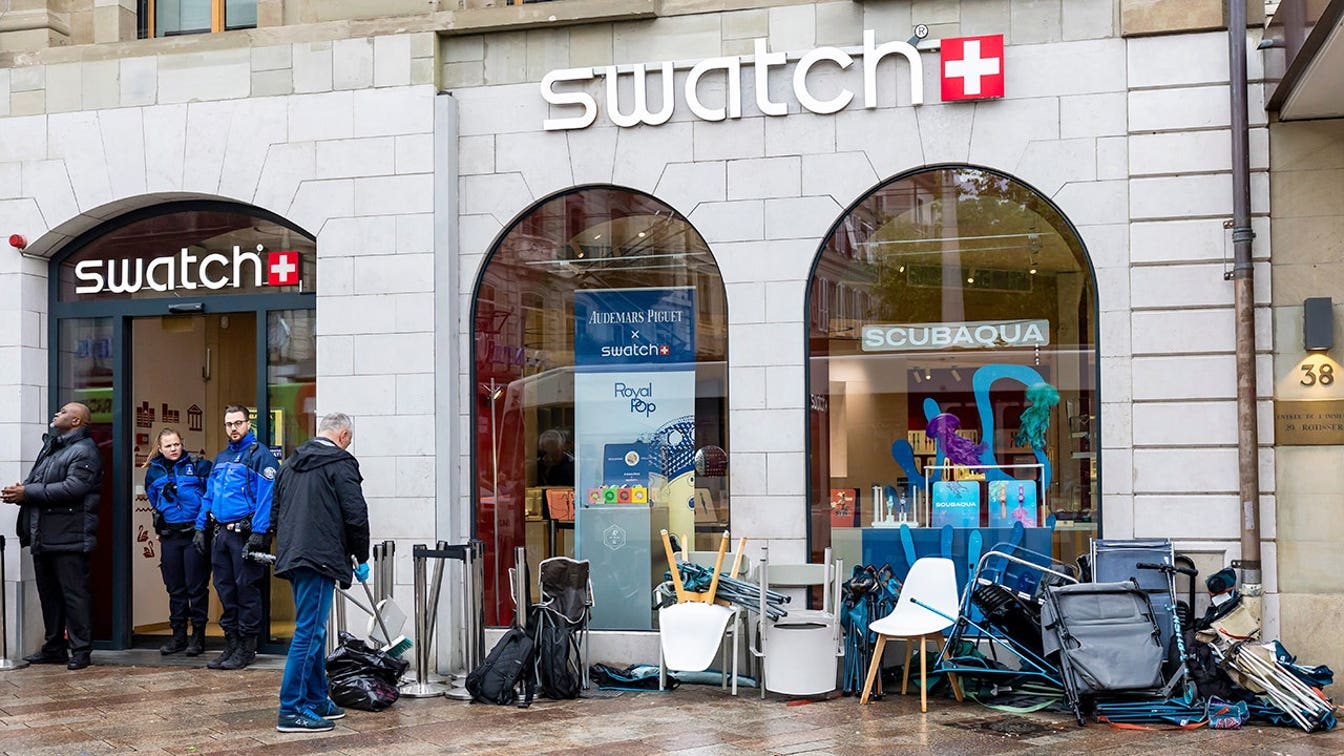 El lanzamiento de Audemars Piguet x Swatch Royal Pop desencadena escenas de tumultos, gas pimienta y arrestos en centros comerciales.