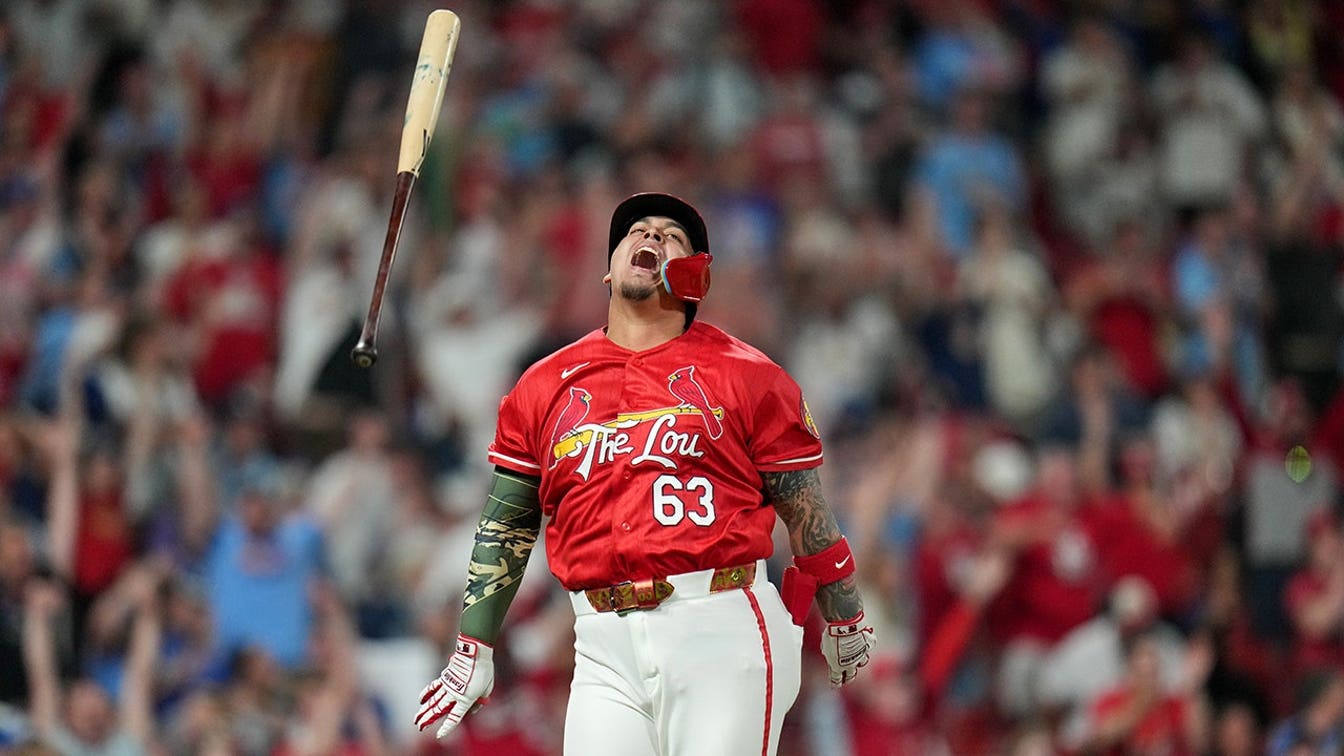 Los aficionados de los Cardenales sin camisa toman control de la sección vacía en una escena eléctrica durante la victoria con remolque sobre los Reales.