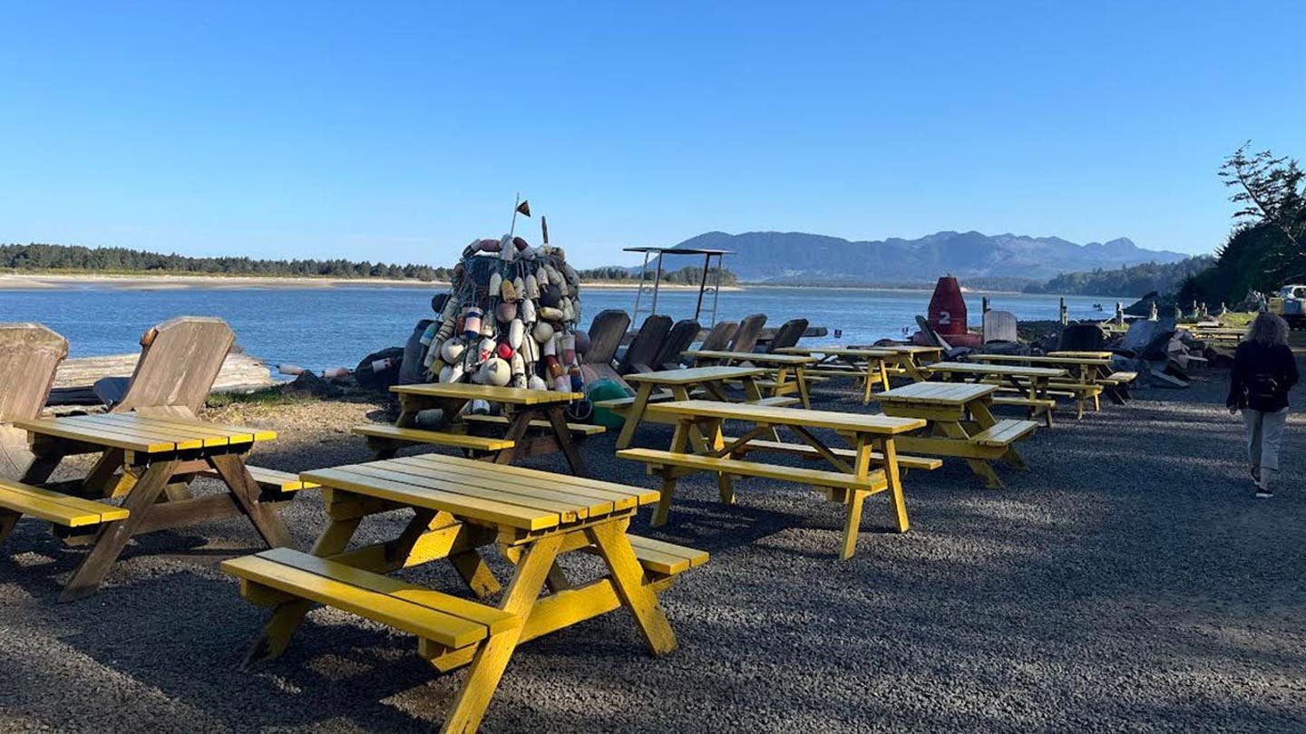 Hari yang indah di Teluk Tillamook, Oregon.