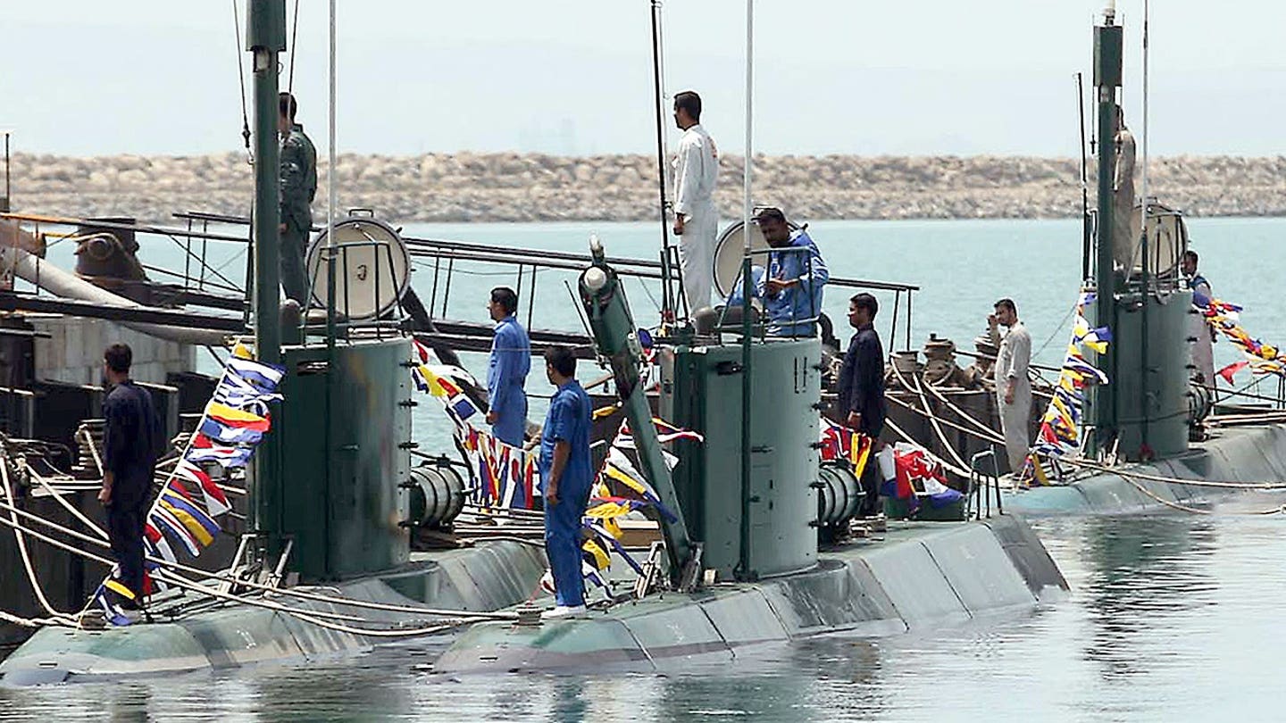 Irán dice que sus pequeños submarinos se desplegaron en el estrecho de Ormuz mientras un experto explica la amenaza: Vulnerables a la detección