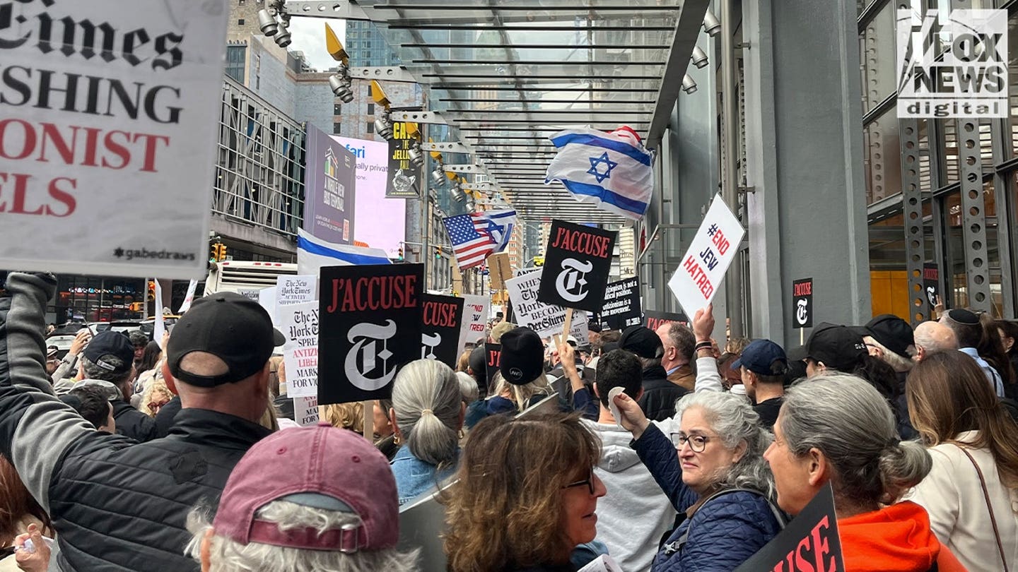 Manifestantes exigen que New York Times retire el polémico artículo de violación de perros y despida a Nicholas Kristof.