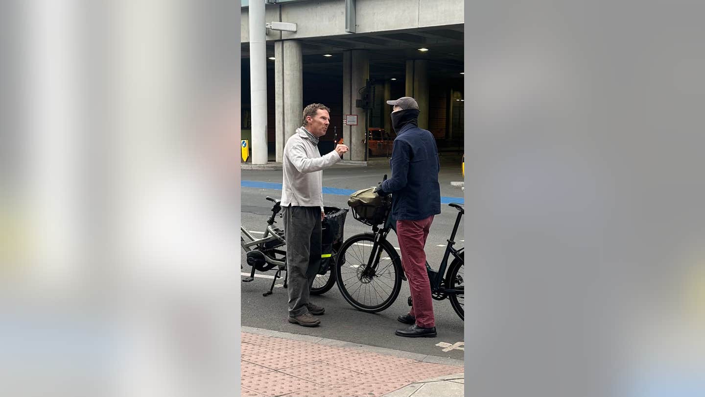 Benedict Cumberbatch captado en video en una confrontación ciclista acalorada por saltarse un semáforo en rojo en Londres