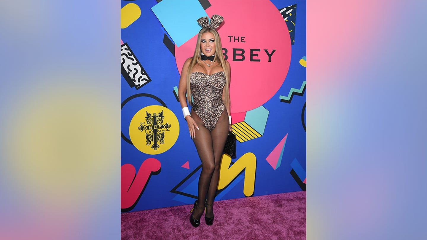 Η Carmen Electra διοχετεύει το παρελθόν της στο Playboy με λεοπάρ κοστούμι κουνελάκι στο κόκκινο χαλί