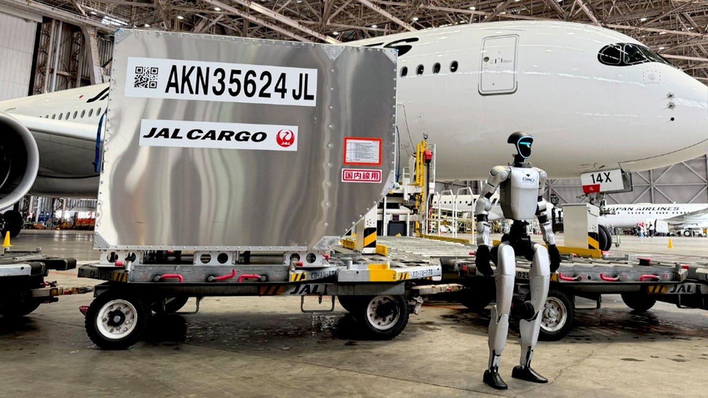 Los robots del aeropuerto manejan el equipaje en el ensayo de Tokio