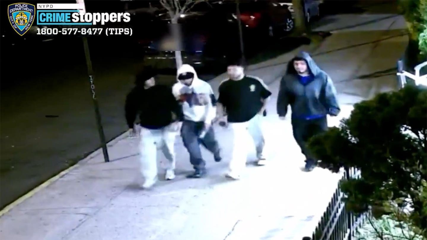 La NYPD publica imágenes de 4 sospechosos buscados en una racha de graffiti impulsada por el odio que vandaliza hogares, memorial del Holocausto
