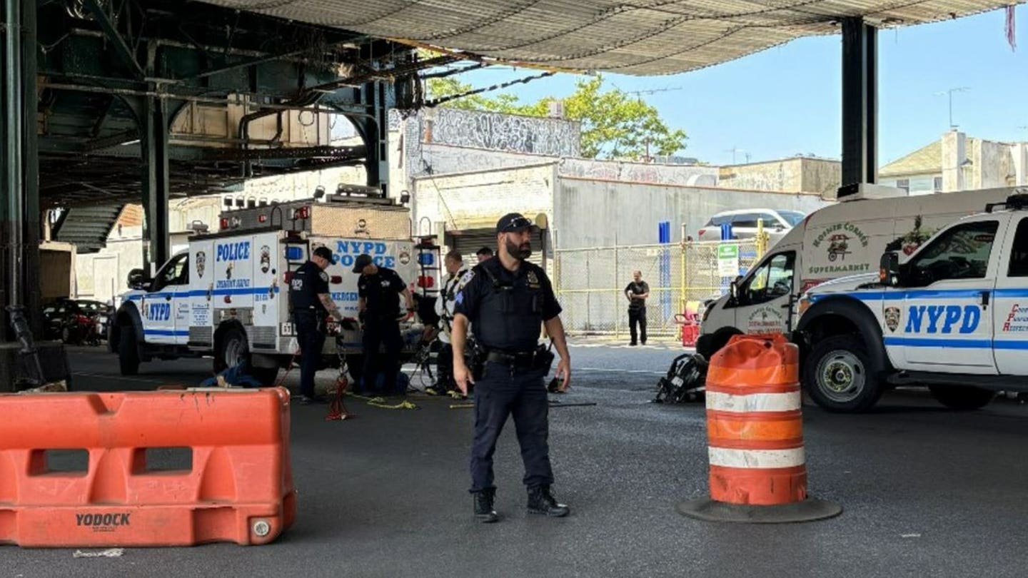 La policía de Nueva York investiga después de que un video de vigilancia capte a un grupo ingresando a las alcantarillas a través de alcantarillas