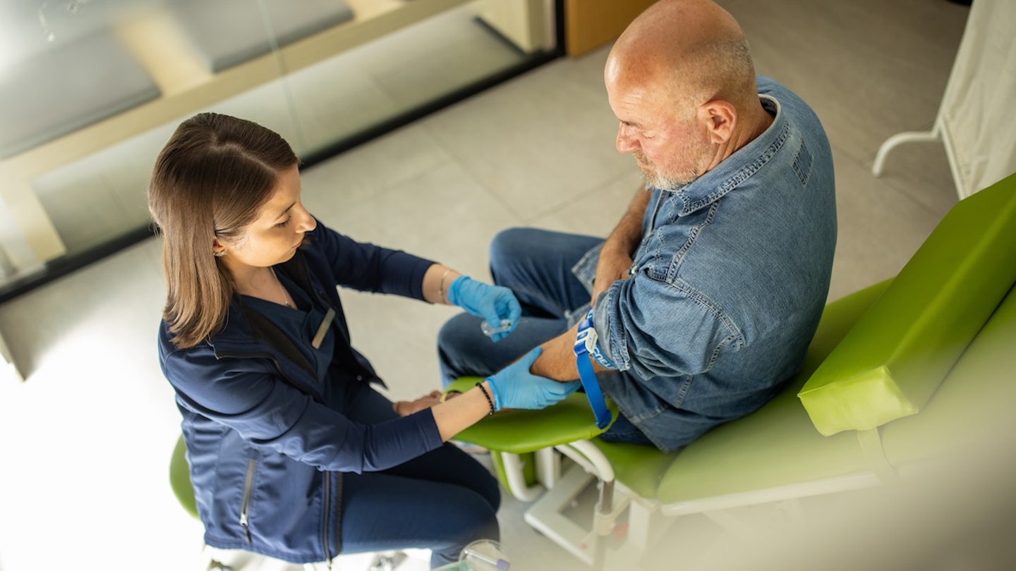 Las pruebas de sangre de Alzheimer pueden predecir los síntomas con años de antelación, pero los expertos recomiendan precaución