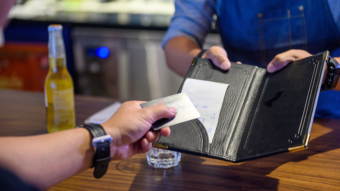 La propuesta de propina automática genera preocupaciones en una gran ciudad de EE. UU. mientras los restaurantes se preparan para la llegada de visitantes extranjeros