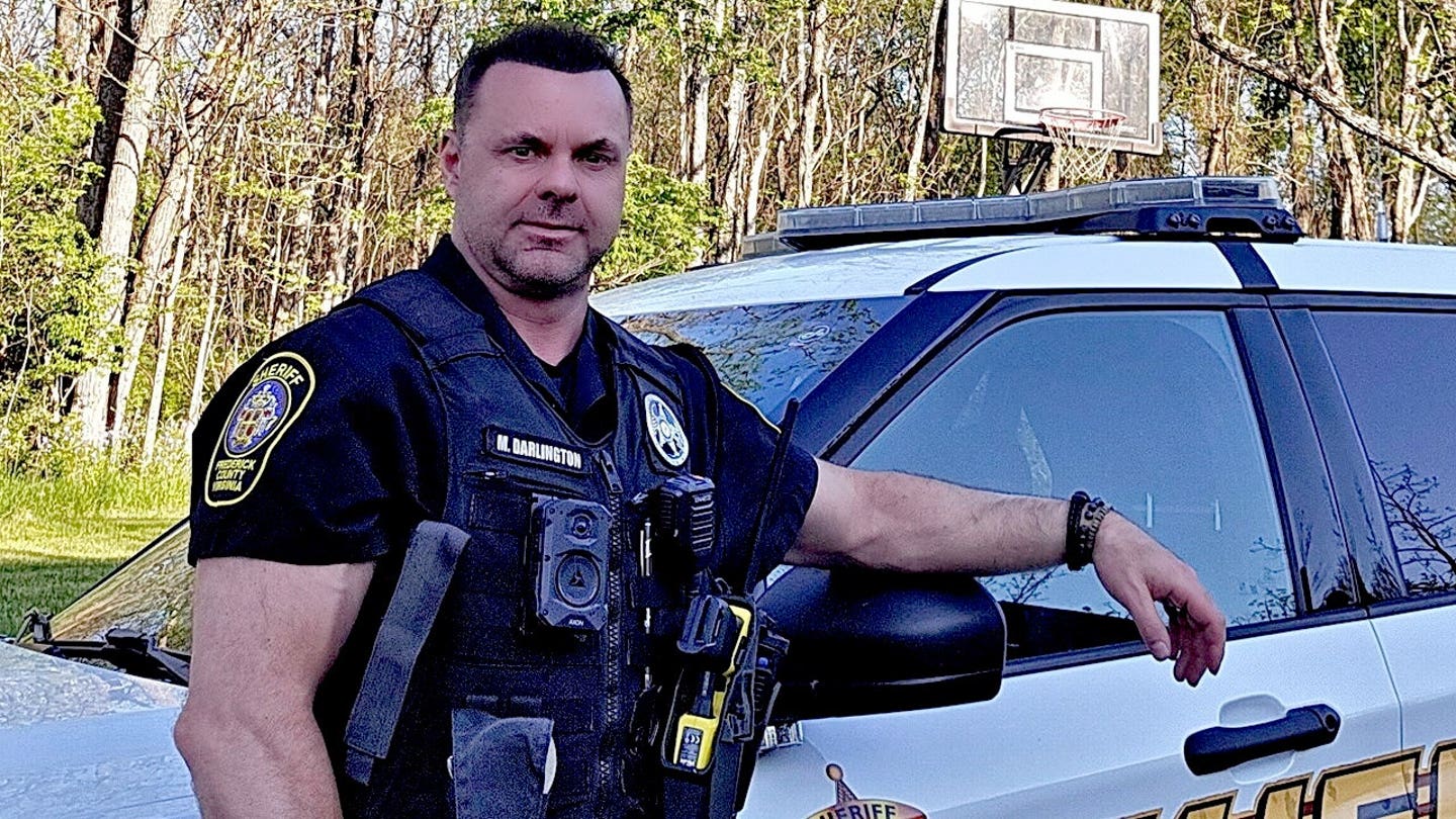 El subjefe de la policía de Virginia se prepara para llevar su primer sencillo a la radio country mientras todavía está de servicio.