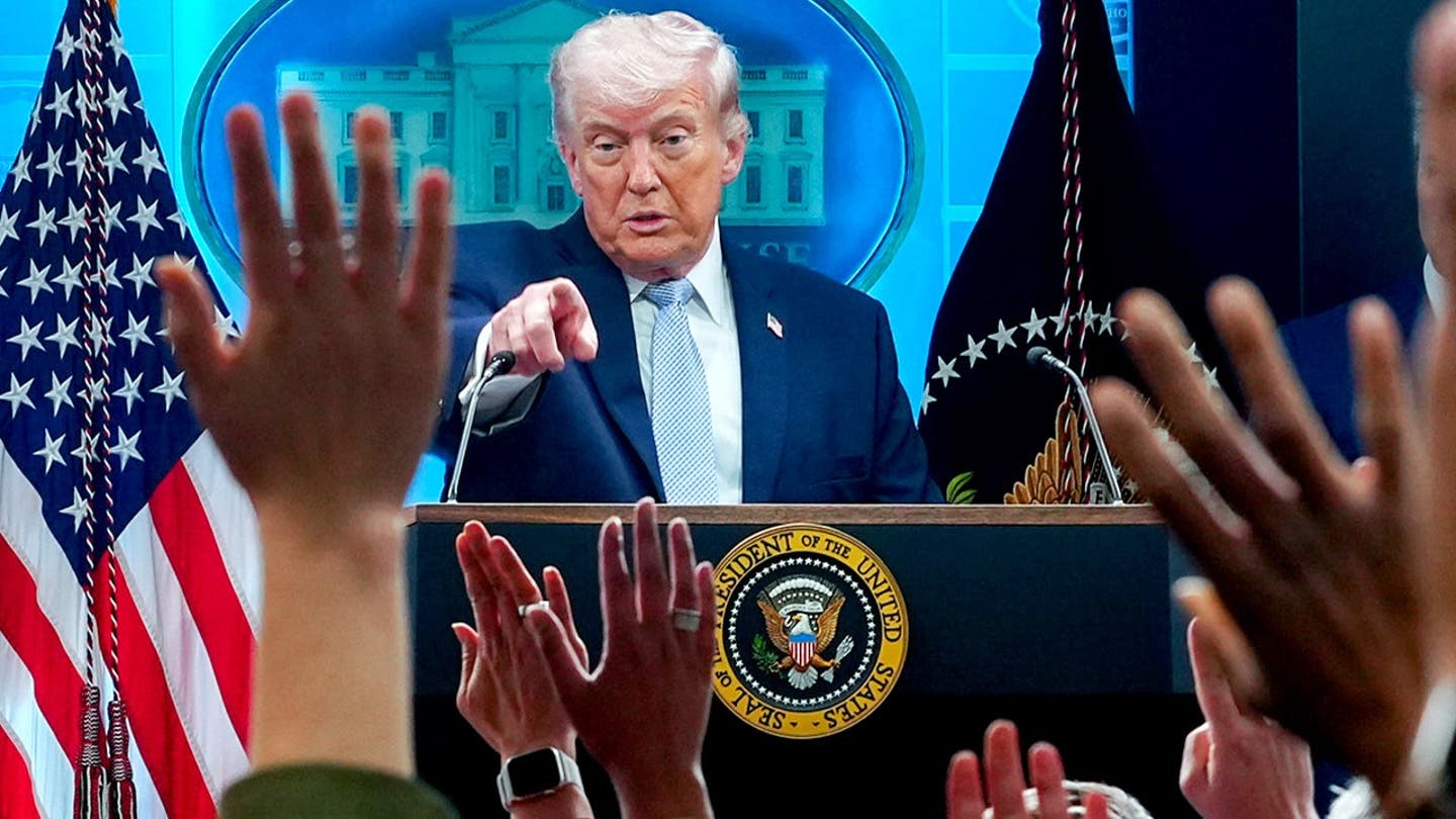 Trump evita los guardianes de los medios mientras el Gobernador Sanders revela que los medios tradicionales están perdiendo su influencia.