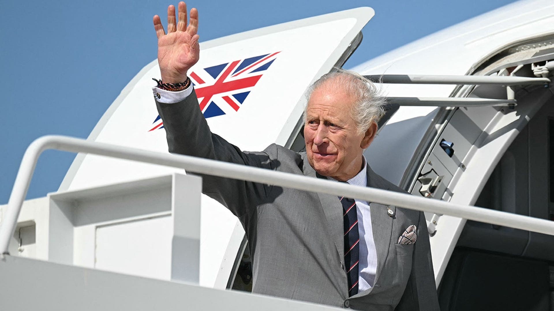 king-charles-plane-bye.jpg