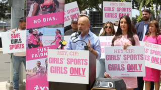 Steve Hilton critica duramente a Steyer por su apoyo a los atletas trans y encabeza la manifestación «Save Girls Sports» en el campeonato de atletismo