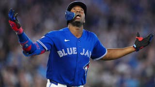 El jardinero de los Blue Jays, Jesús Sánchez, abandona el partido tras parecer que le ha dado una pelota lanzada desde las gradas