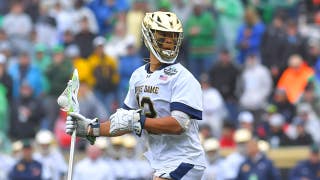 Josh , de Notre Dame, rinde homenaje en el Día de los Caídos durante el himno antes de la final del campeonato de lacrosse