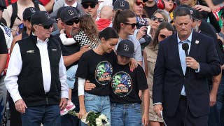 La familia Kyle , rodeada de pilotos y propietarios de equipos durante la emotiva ceremonia de la Coca-Cola 600