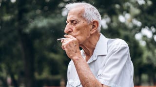 Según un estudio, dejar de fumar podría aportar un beneficio importante más allá de la salud cardíaca y pulmonar