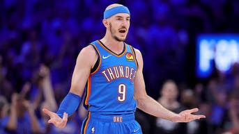 Thunder star Alex Caruso shoves camera out of huddle during double overtime loss to Spurs - Fox News