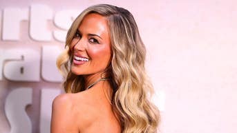 Jena Sims puts a bow in an unusual spot at spicy Sports Illustrated party - Fox News