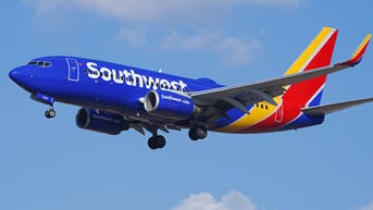 Southwest admite que «le temblaba el labio» durante el discurso sorpresa de su hija, la copiloto, en su último vuelo - Fox News
