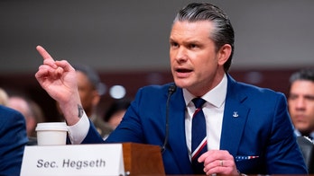 Hegseth le da la vuelta a la tortilla a los demócratas mientras saltan chispas en el enfrentamiento de la audiencia: «Esto te lo echamos en cara a ti»
