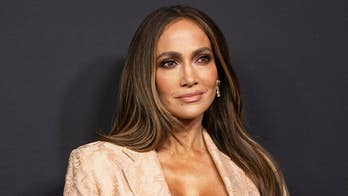 El vestido Jennifer se mantiene a duras penas en su Netflix , Trump se toma unas copas y Kay Adams