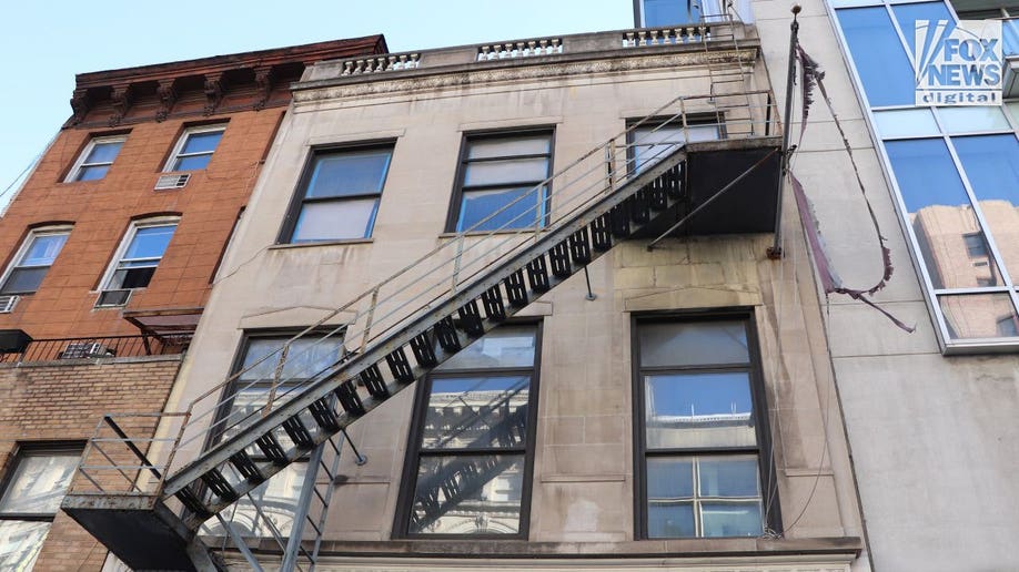 peoples-forum-edificio-escalera-de-emergencia.jpg