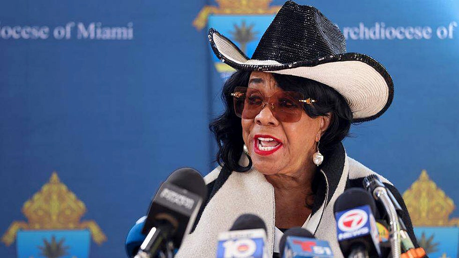 La diputada Frederica Wilson, demócrata por Florida, habla en una rueda de prensa