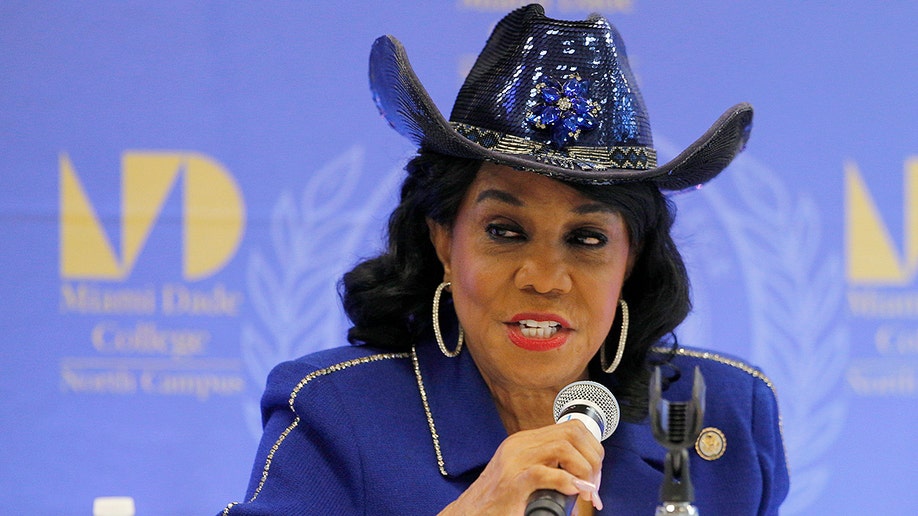 La diputada Frederica Wilson, demócrata por Florida, interviene durante una audiencia parlamentaria sobre el terreno