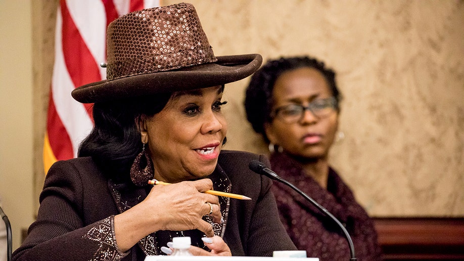 La diputada Frederica Wilson, demócrata por Florida, interviene en un foro sobre la prevención de la violencia y las medidas de seguridad en las escuelas