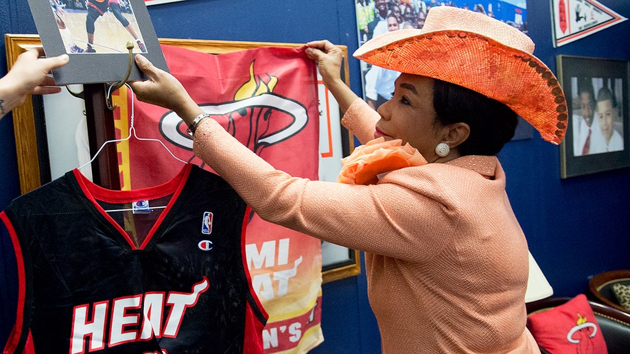 La diputada Frederica Wilson, demócrata por Florida, probándose ropa del Miami