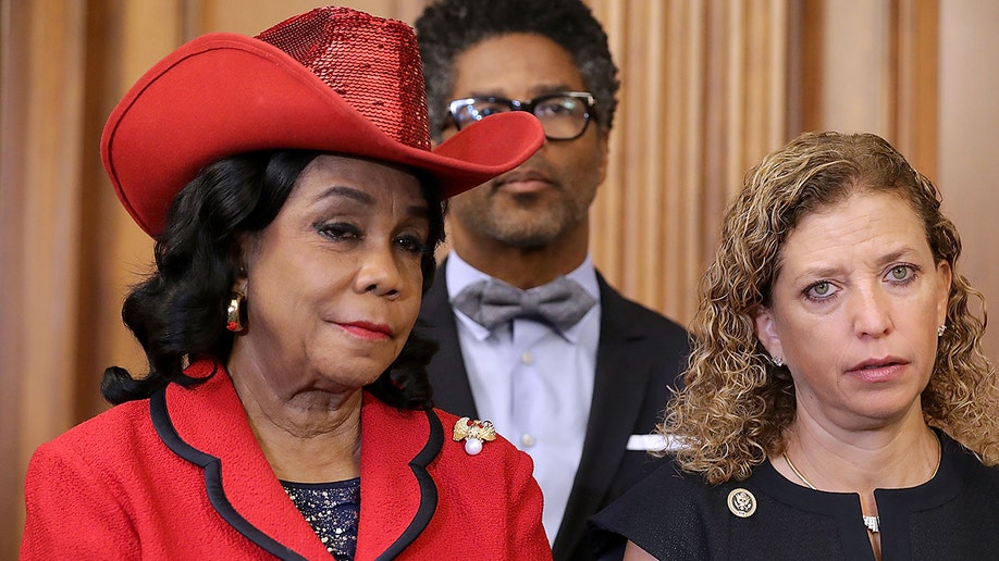 La diputada Frederica Wilson, demócrata por Florida, y la entonces presidenta del Comité Nacional Demócrata, Debbie Wasserman Schultz, demócrata por Florida, durante una rueda de prensa
