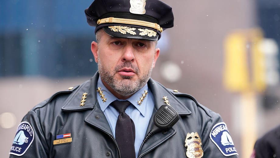 El jefe de policía de Minneapolis dimite tras entrometerse en una investigación, según el alcalde