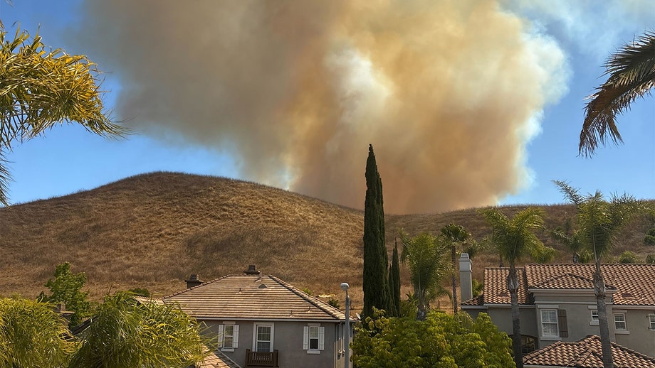 Fast-moving Sandy Fire burns hundreds of acres in Southern California, forcing evacuations in Simi Valley area
