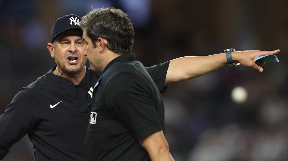 Yankees' Aaron Boone furiously yells at umpire over catch during win over Blue Jays, gets ejected
