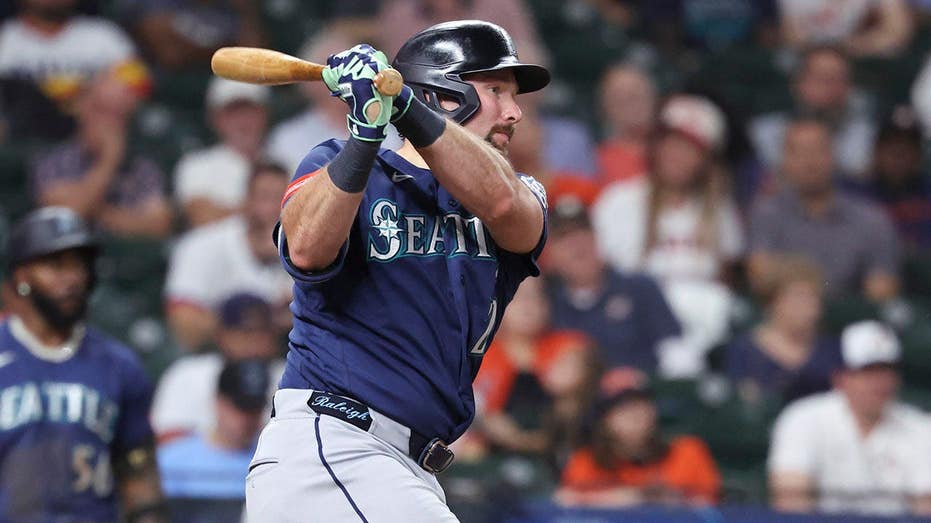 Cal Raleigh ends 0-for-38 streak with unorthodox superstition involving his full uniform