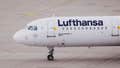 Una influencer del mundo del fitness afirma que Lufthansa le dijo que parecía «desnuda» y la obligó a subirse la cremallera antes de subir al avión - Fox News