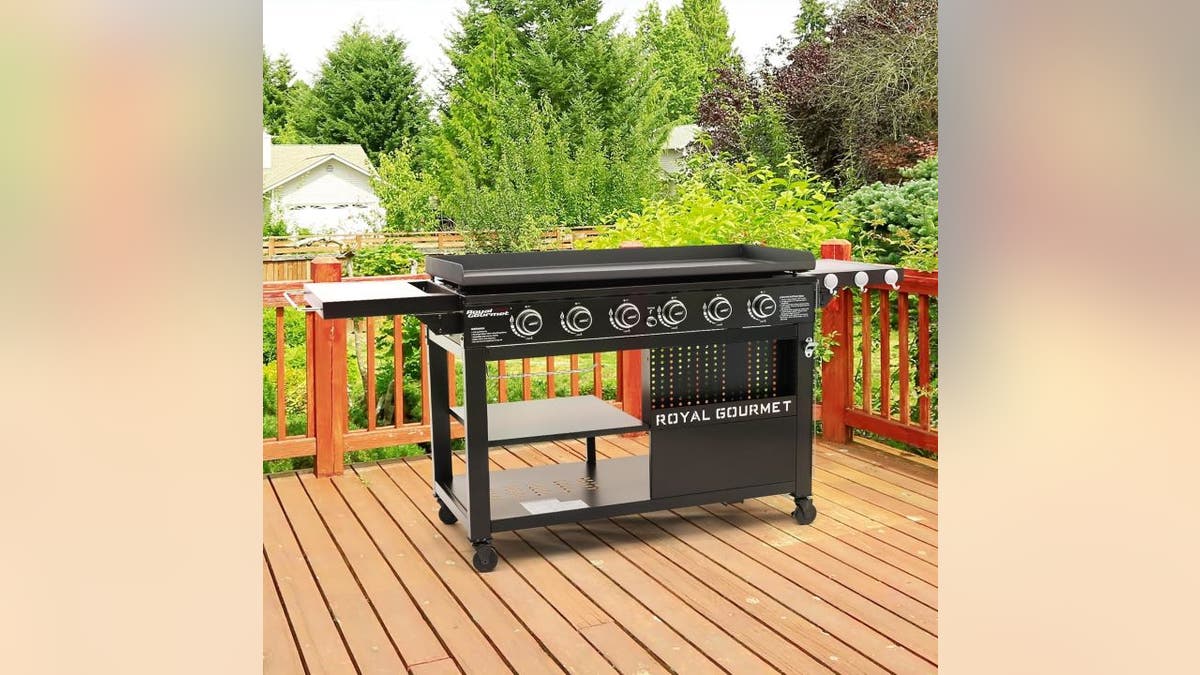 Cook for a whole army with nearly 1,000 square-inches of cooking space.